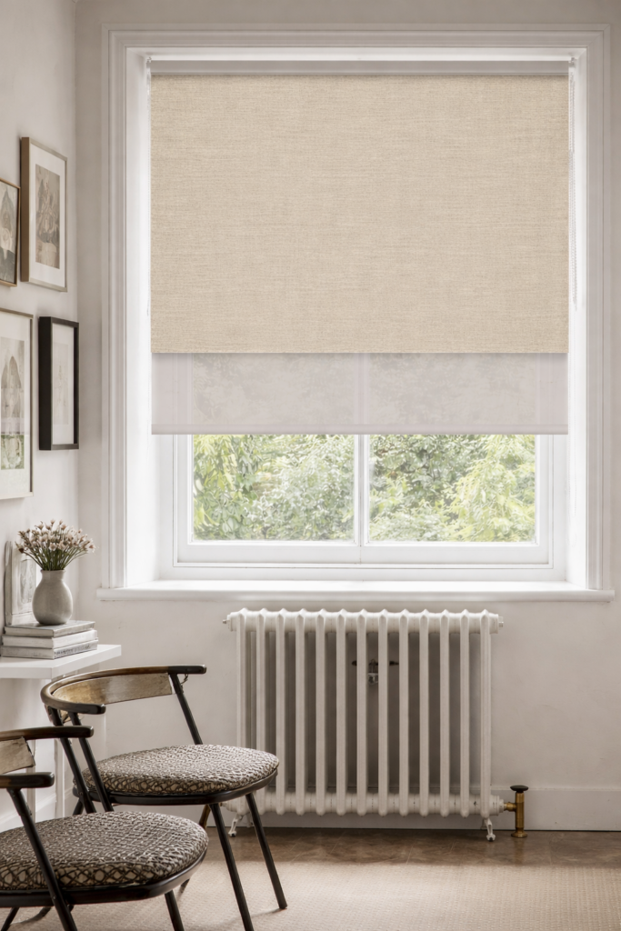 Ön tarafında desenli tül, arka tarafında düz güneşlik bulunan çift mekanizmalı perde