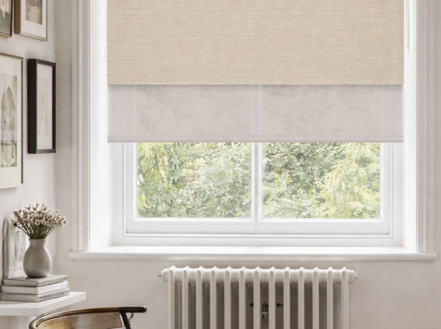 Ön tarafında desenli tül, arka tarafında düz güneşlik bulunan çift mekanizmalı perde